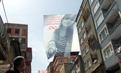 Samsun'da bir kişi 2 aydır konuşmadığı eşinden 10 metrelik pankartla özür diledi