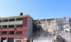 Samsun'da okul binası depreme dayanıksız olduğu için yıkıldı
