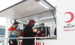 Samsun'da Türk Kızılay ekipleri hastane önünde iftarda çorba dağıttı