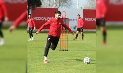 Samsunspor Teknik Direktörü Sağlam, 19 yaş altı takımı oyuncularıyla sahaya çıkan ekiplere tepki gösterdi