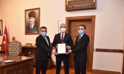 Taşköprü sarımsağı AB coğrafi işaret tescil belgesi Vali Çakır'a takdim edildi