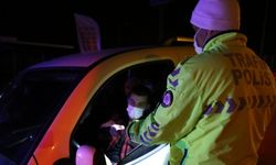 Türk Kızılayı, kısıtlamada görev yapan güvenlik güçlerine çorba ikram ediyor