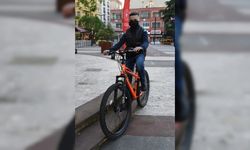 Bakan Kasapoğlu, 12 yaşındaki Yılmaz'ın bisiklet isteğini yerine getirdi
