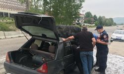 Bartın'da seyir halindeyken alev alan otomobil kullanılamaz hale geldi