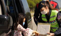Bolu'da jandarma ve polis sürücülere bayram çikolatası ikram etti