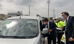 Çorum'da polisten sürücülere Trafik Haftası hediyesi