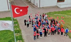 Düzce'de üniversite öğrencileri gökyüzüne 102 Türk bayraklı balon bıraktı