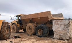 Karabük'te mermer ocağında kullanılan dev kamyonunun lastiği patladı: 2 yaralı