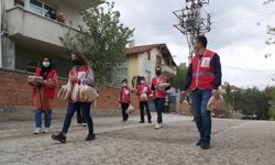 Kastamonu'da Genç Kızılay gönüllüleri kapı kapı dolaşıp vatandaşlara pide dağıtıyor