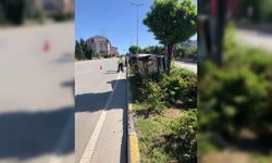 Safranbolu'da sürücüsü kediye çarpmamak için manevra yapan otomobil refüje devrildi