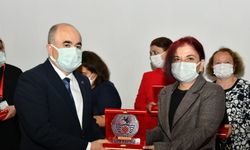 Samsun Valisi Dağlı emekli olan hemşirelere plaket verdi