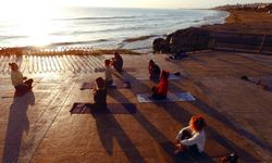 Samsun'da salgının etkisinden kurtulmak isteyen kadınlar Karadeniz kıyısında yoga yaparak güne başlıyor