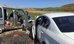Tokat'ta hafif ticari araç ile otomobil çarpıştı: 3 ölü, 8 yaralı