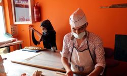 Yemek siparişlerini baba yadigarı traktörle müşterilere ulaştırıyorlar