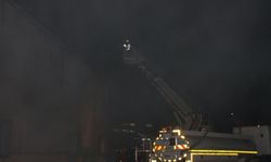 Zonguldak'ta toptan markette çıkan yangına müdahale ediliyor