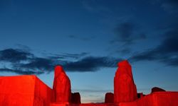 Alacahöyük Antik Kenti, Kızılay'ın kırmızı rengiyle ışıklandırıldı