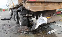 Bolu'da hafif ticari araç park halindeki tıra çarptı: 1 ölü, 2 yaralı
