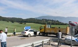 Bolu'da otomobil ile kamyon çarpıştı: 4 yaralı
