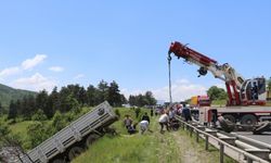 Bolu'da şarampole devrilen kamyon vinç yardımıyla kurtarıldı