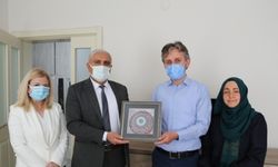 Çocuk özlemini hem biyolojik hem de koruyucu baba olarak dindirdi