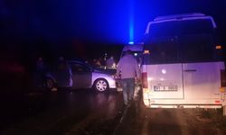 Düzce'de işçi servis aracı ile otomobilin çarpıştığı kazada çok sayıda kişi yaralandı