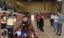 Gümüşhane Üniversitesi öğrencileri spor salonunda yaralı kurtarma tatbikatı yaptı