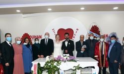Hemşire çiftin salgın nedeniyle ertelenen düğünü bir yıl sonra yapıldı
