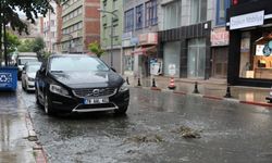 Karabük'te kuvvetli sağanak nedeniyle bazı ev ve iş yerlerini su bastı