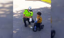 Kastamonu'da kaybolan çocuğu bulan polisler, kahvaltı için aldıkları poğaçayı onunla paylaştı