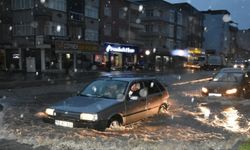 Samsun'da sağanak trafikte aksamaya neden oldu