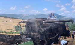 Samsun'da tarlada çalışan biçerdöver yanarak kullanılamaz hale geldi
