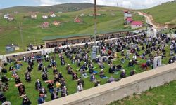Üstü açık tarihi camide cuma namazı kılındı