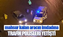 Ardeşen'de mahsur kalan aracın imdadına trafik polisleri yetişti