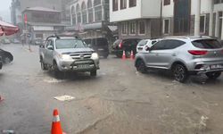 Rize’de sağanak yağış sonrası cadde ve sokaklar göle döndü