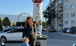 Merih Demiral’ın heykelinin önünde eşi fotoğraf çektirdi