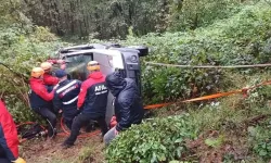 Rize’de uçuruma yuvarlanan araç askıda kaldı, sürücüyü ekipler kurtardı