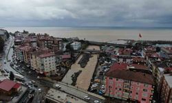 Rize’de yoğun yağışın ardından derelerin getirdiği çamur denizin rengini değiştirdi