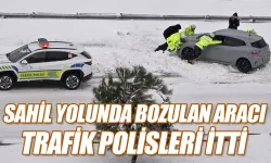 Karadeniz Sahil Yolu’nda bozulan aracı trafik polisleri itti