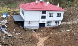 Artvin’de heyelan; 2 katlı ev 50 metre sürüklendi