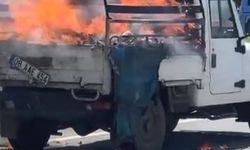 Artvin’de seyir halindeki kamyonun kasasındaki kartonlar alev aldı
