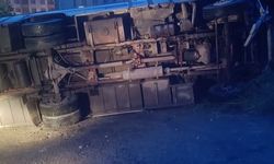 Karadeniz Ereğli’de midibüs park halindeki cipe çarptı: 2 yaralı