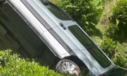 Rize’de hafif ticari araç bahçeye yuvarlandı; 2 yaralı