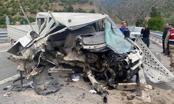 Gümüşhane-Trabzon yolunda kamyonet bariyerlere çarptı: 1 ölü, 3 yaralı