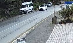 Rize'de seyir halindeki otomobilin önüne kaya düştü; o anlar kamerada