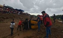 Rize’deki off-road yarışlarında takla atan araç yürekleri ağıza getirdi