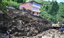 Trabzon’da heyelanda 3 ev hasar gördü