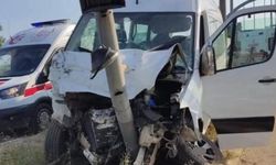 Karadeniz Sahil Yolu’nda minibüs ile otomobil çarpıştı: 13 yaralı