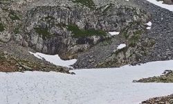 Artvin’de yaz ortasında karla kaplı göle girdiler