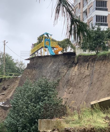 Rize’de, heyelanda sitenin istinat duvarı çöktü