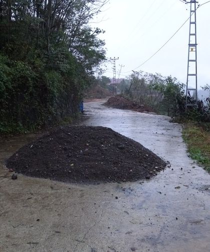 Rize'de heyelanın önünü kapattığı derede su seviyesi yola ulaştı (2)